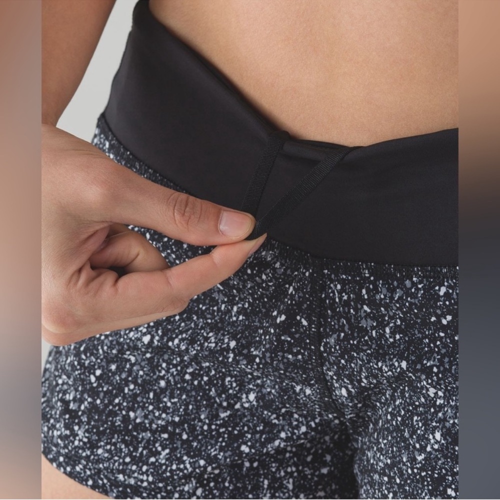 Lululemon Speed Short
Mini Splatter White Black / Black Size 4 - Picture 3 of 13